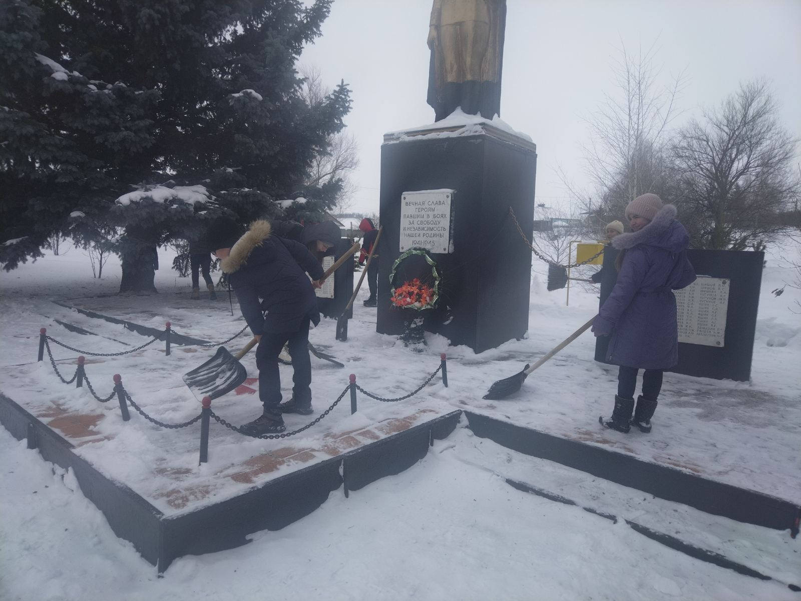 Благоустройство территории памятника.