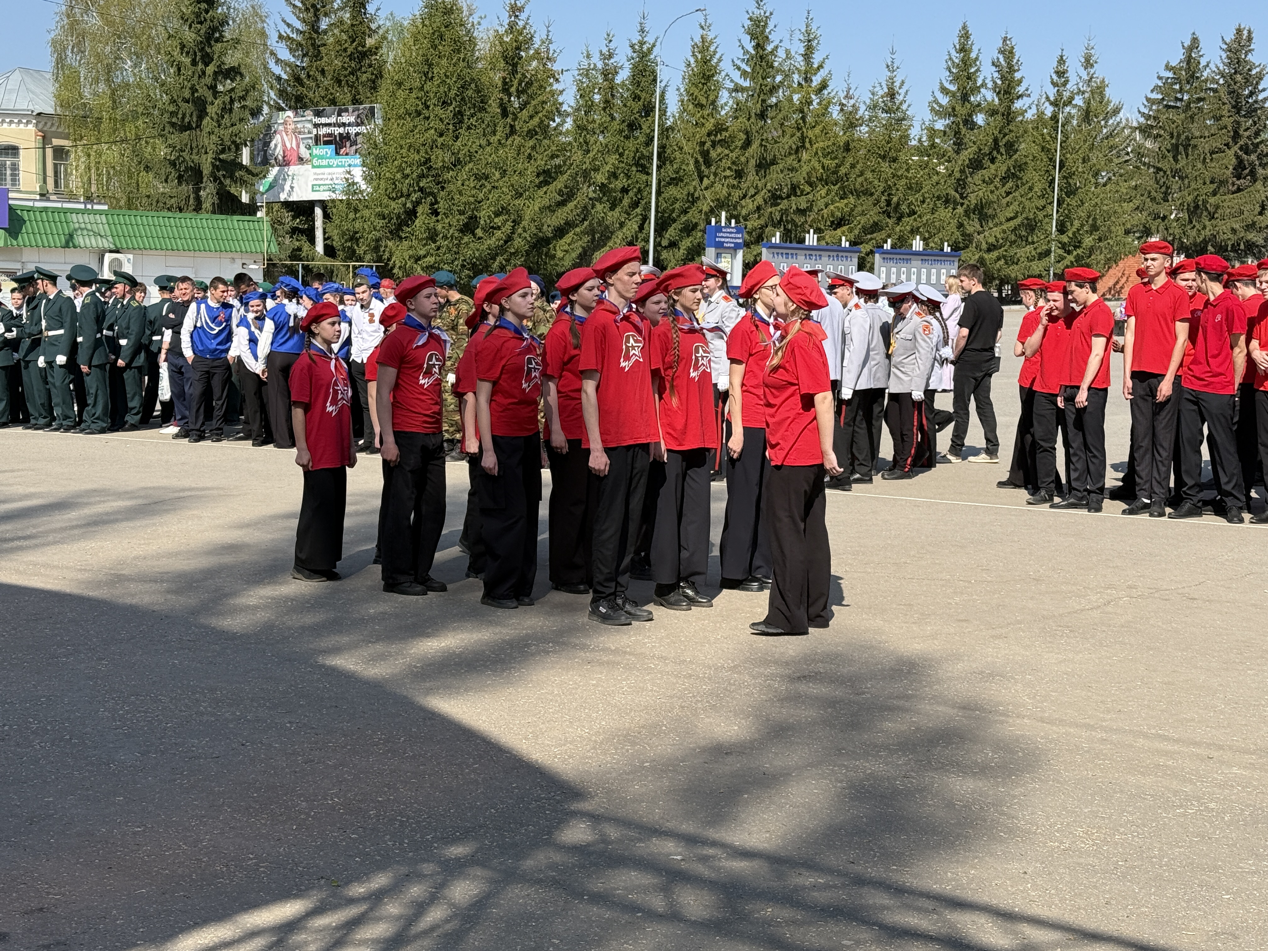Cмотр строя и песни «Бравые ребята с песнями идут!».